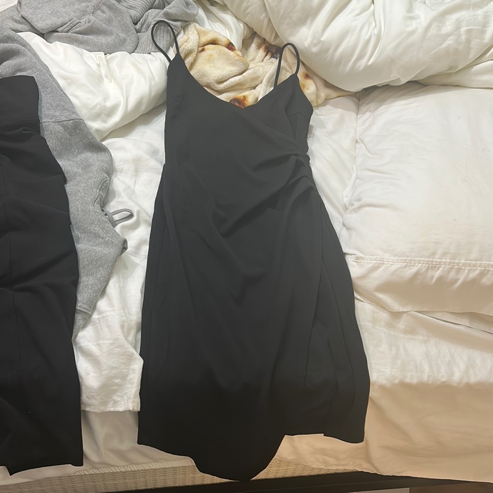 A size medium, but stretchy! Never worn, bought for hoco. This dress is so nice.